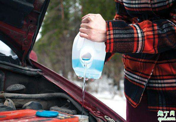 玻璃水冬季和夏季能混着用么 自来水加洗洁精能替代汽车玻璃水吗1