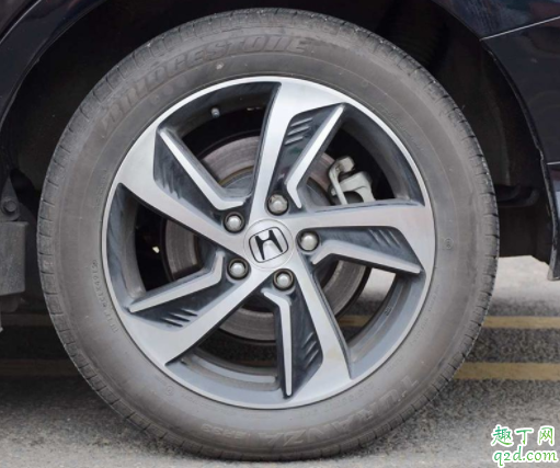 汽车轮胎多少公里要换新的 汽车轮胎成什么样该换了3