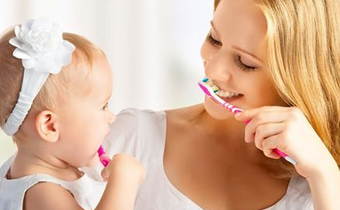宝宝刚长牙要刷牙吗 宝宝长牙后用什么牙刷比较好