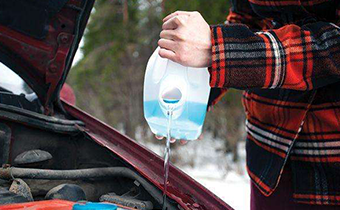 玻璃水冬季和夏季能混着用么 自来水加洗洁精能替代汽车玻璃水吗