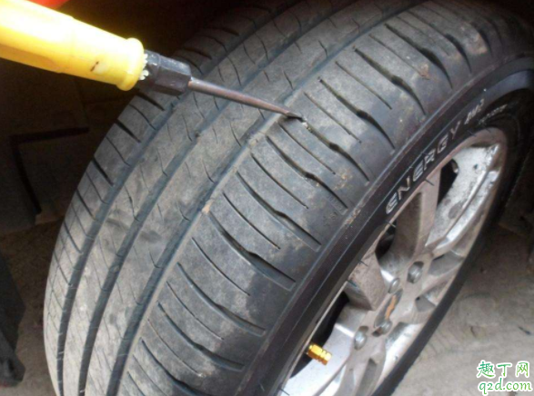轮胎有小石子需要清理吗 怎么避免汽车轮胎卡石头1