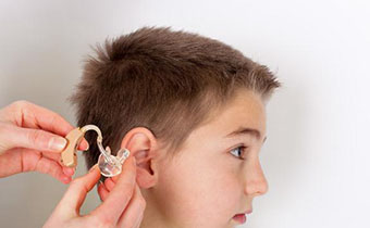 孩子拒绝戴助听器怎么办 家长该如何引导孩子戴助听器