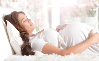 孕期侧睡会压着宝宝吗 孕期侧睡压肚子一般有影响吗