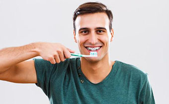 做了牙套可以用电动牙刷吗 戴牙套后怎么刷牙才对