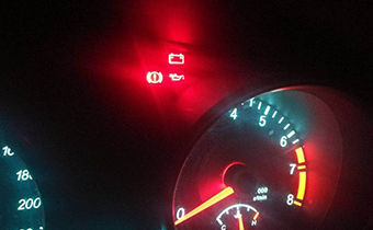 开车的时候电瓶灯亮了是怎么回事 汽车行驶中电瓶灯亮了怎么处理
