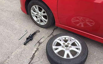 汽车轮胎螺丝拆完为什么拔不出来 汽车轮胎卸不下来怎么办