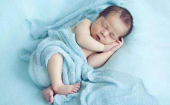 25天的婴儿睡觉老不踏实怎么办 新生儿睡觉老不踏实是什么原因