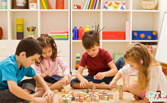 小孩玩积木能提高智商吗 孩子从小玩积木有好处么2