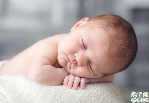 婴儿脸上有脂肪粒一样的白点正常吗 婴儿脸上有小白点是什么原因2