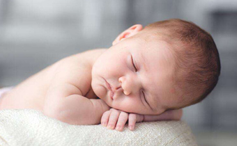 婴儿脸上有脂肪粒一样的白点正常吗 婴儿脸上有小白点是什么原因