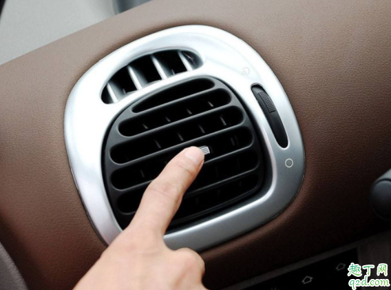 汽车空调关了还在滴水正常吗 汽车空调排水口在哪里1