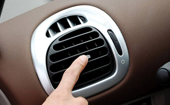汽车空调关了还在滴水正常吗 汽车空调排水口在哪里