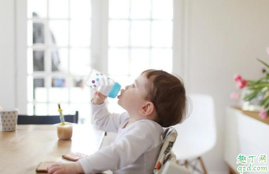 全母乳喂养宝宝需要喝水么 新生儿可以喝水吗1