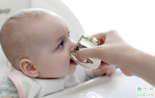 全母乳喂养宝宝需要喝水么 新生儿可以喝水吗2
