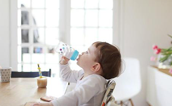 全母乳喂养宝宝需要喝水么 新生儿可以喝水吗