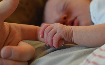 11个月宝宝便便干燥怎么办 宝宝便便又硬又臭正常吗