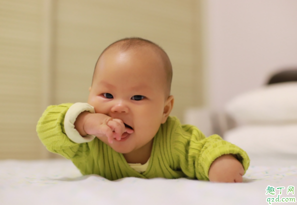 宝宝三个月吸手指要不要阻止 婴儿为什么喜欢吃手指2