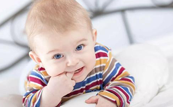 宝宝三个月吸手指要不要阻止 婴儿为什么喜欢吃手指
