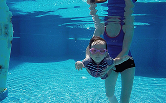 婴儿几个月可以游泳 带宝宝游泳要注意什么