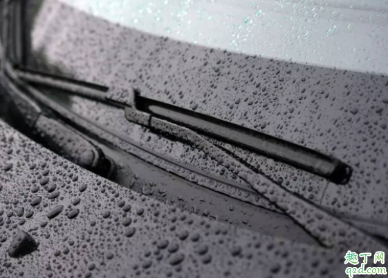 下雨天汽车雨刷怎么用 前档风结冰可以用雨刮器吗4