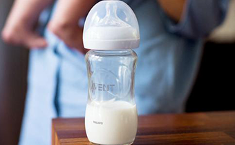 母乳不够奶粉不吃怎么办 小孩不吃奶瓶有什么办法