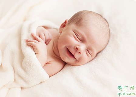 新生儿枕枕头好还是不枕枕头好 刚出生的婴儿要不要枕枕头3