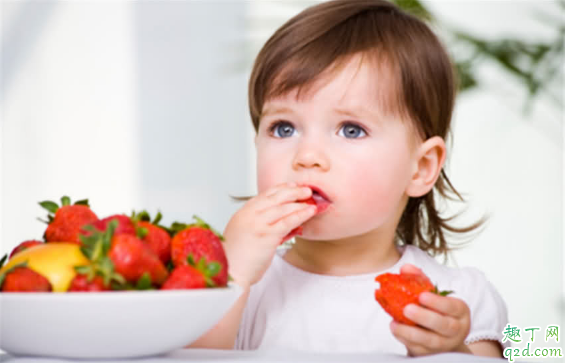 婴儿几个月可以吃水果 婴儿吃水果是生吃好还是煮熟好2