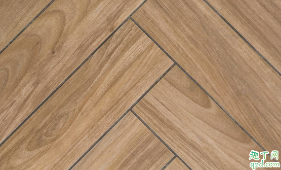 客厅铺木地板与贴瓷砖选哪个好 铺设木地板人工费是怎么算的1