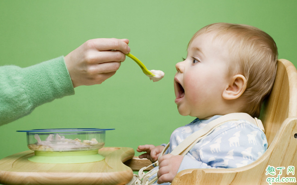 一岁内的宝宝吃盐会有什么影响 一岁内的宝宝吃盐会怎样1