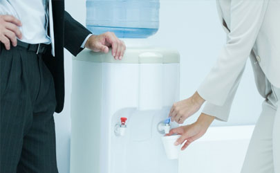 饮水机喝热水好还是用热水壶喝热水好 饮水机里的水喝了会有什么危害