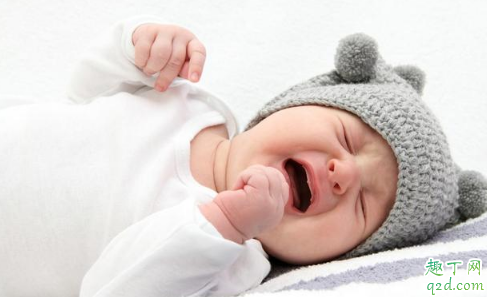 宝宝每天凌晨哼哼唧唧是什么原因 新生儿频繁伸懒腰哼唧怎么办2