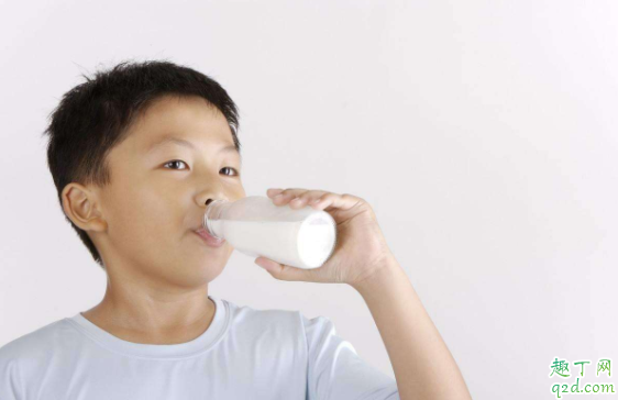 小孩可以把牛奶当喝水吗 孕妇多喝牛奶宝宝会变白吗2