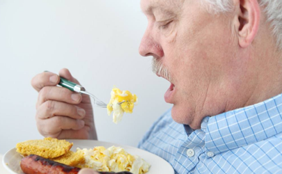 老人吃饭咀嚼无力咽不下去是什么病 老人进食困难怎么办