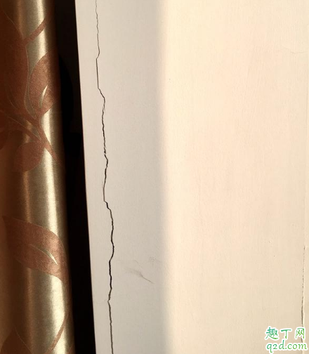装修一年墙壁出现裂痕怎么办 腻子墙刷乳胶漆的方法3