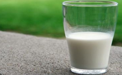 尿酸高的人可以喝脱脂奶粉吗 脱脂奶有营养吗