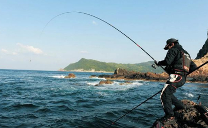 海岸边浪大怎么钓鱼 海钓能用的自然饵料有哪些