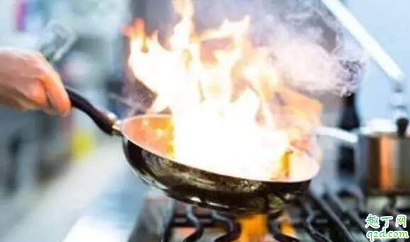 炒菜锅起火了应采取什么措施 炒菜的油锅起火时应该怎么做2