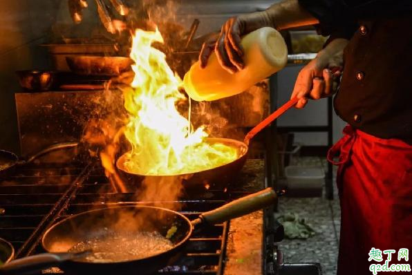 炒菜锅起火了应采取什么措施 炒菜的油锅起火时应该怎么做3