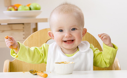 半岁宝宝可以和大人一样吃饭吗 为什么半岁宝宝不能和大人一样吃饭