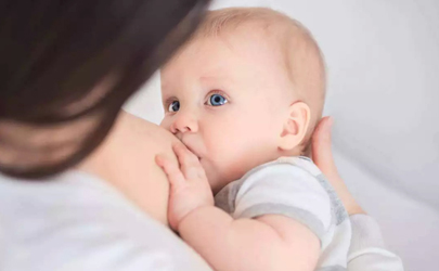 宝宝抱起来就吃奶放下就哭是奶水不够吗 宝宝抱起来就吃奶放下就哭怎么回事
