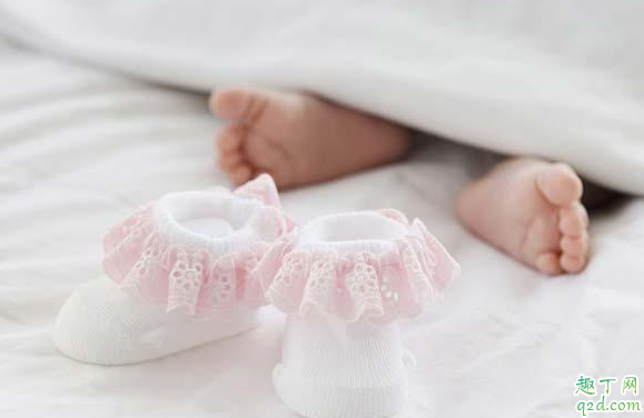 新生宝宝要不要穿袜子 新生宝宝穿什么袜子比较好2