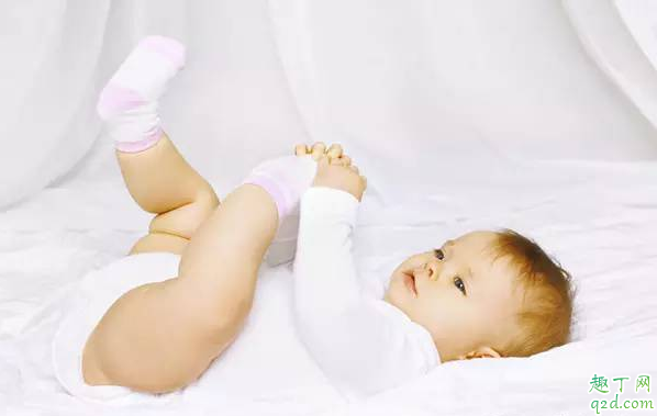 新生宝宝要不要穿袜子 新生宝宝穿什么袜子比较好3