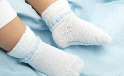 新生宝宝要不要穿袜子 新生宝宝穿什么袜子比较好