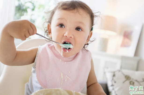 小孩几个月可以训练独立吃饭 怎么训练小孩独立吃饭1