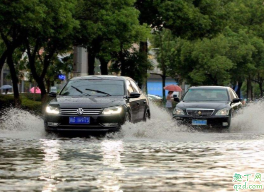 积水路面开车怎么通过安全 汽车涉水行驶后需要检查哪4