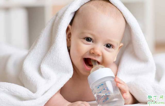 刚出生的宝宝需要每天喂水吗 刚出生的宝宝喂水好还是不喂水好2