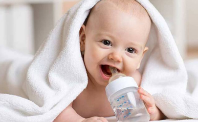 刚出生的宝宝需要每天喂水吗 刚出生的宝宝喂水好还是不喂水好