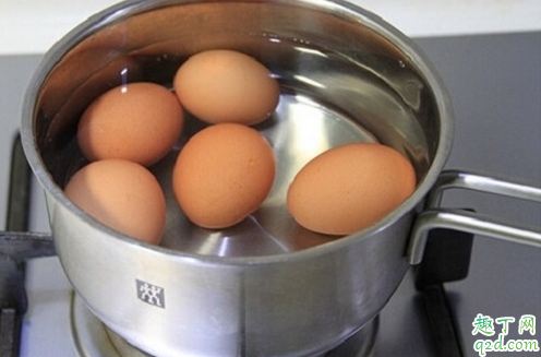 煮鸡蛋鸡蛋壳怎样不裂开 鸡蛋一煮就裂开怎么办1