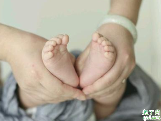为什么宝宝生下来身上有好多白色的 宝宝身上的胎脂可以自己吸收吗1