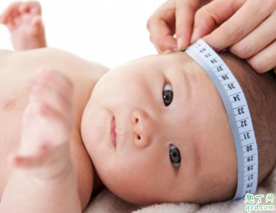 宝宝|宝宝三个月头上还有头垢正常吗 头上的胎脂会自己掉吗